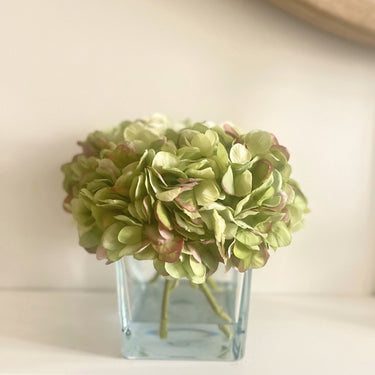 FAUX HYDRANGEA ARRANGEMENT IN CUBED GLASS (GREEN)