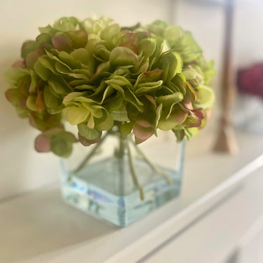 FAUX HYDRANGEA ARRANGEMENT IN CUBED GLASS (GREEN)